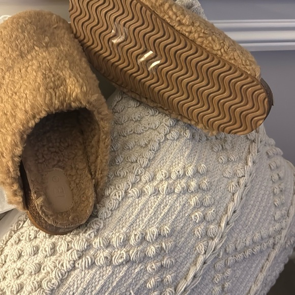 Intentionally Blank Tan Fuzzy Slippers - Picture 2 of 5
